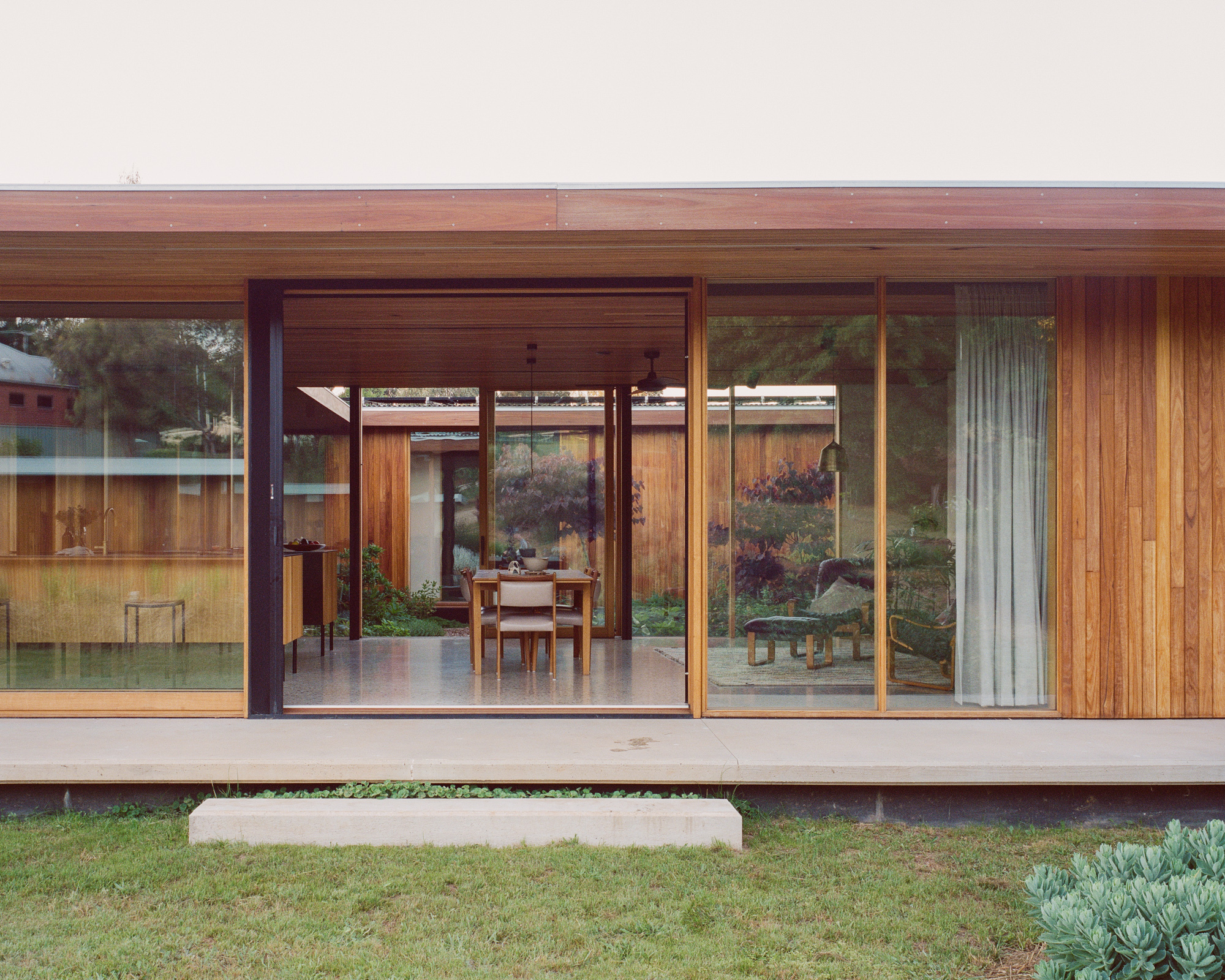 https://site.duetproperty.com.au/assets/images/journal/the-most-coveted-features-in-luxury-homes-right-now/Indoor-Outdoor.jpg